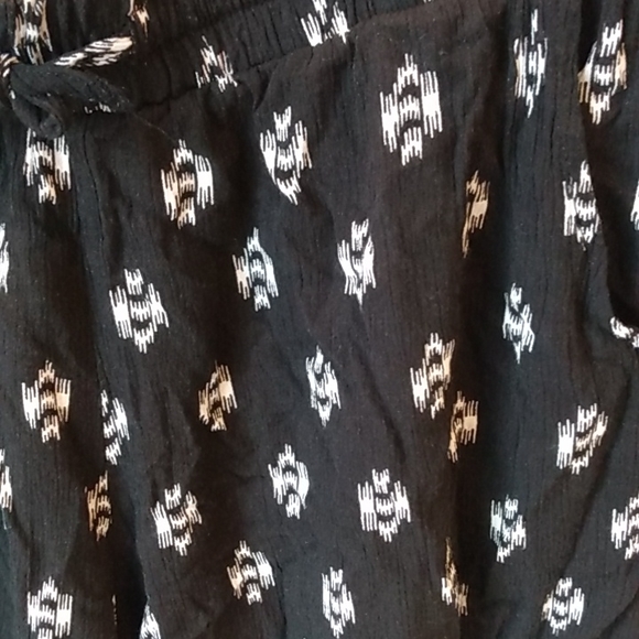 Wonder L black and white sassy shorts - Picture 2 of 3